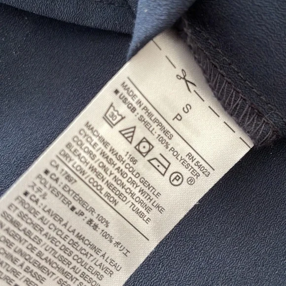 Blue fluid top with short puffy sleeves - Banana Republic - Picture 4 of 4